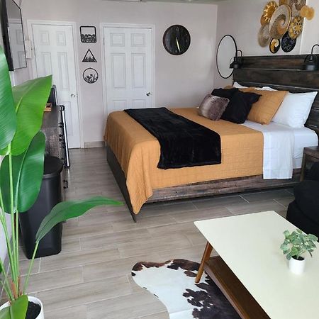 Modern Studio Retreat With King Bed - Cozy Comfort Pahokee ภายนอก รูปภาพ