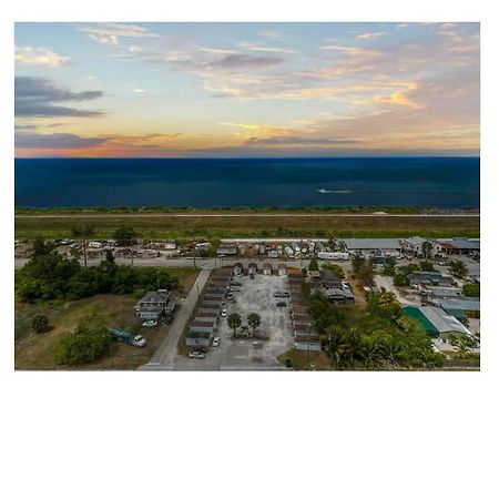 Modern Studio Retreat With King Bed - Cozy Comfort Pahokee ภายนอก รูปภาพ