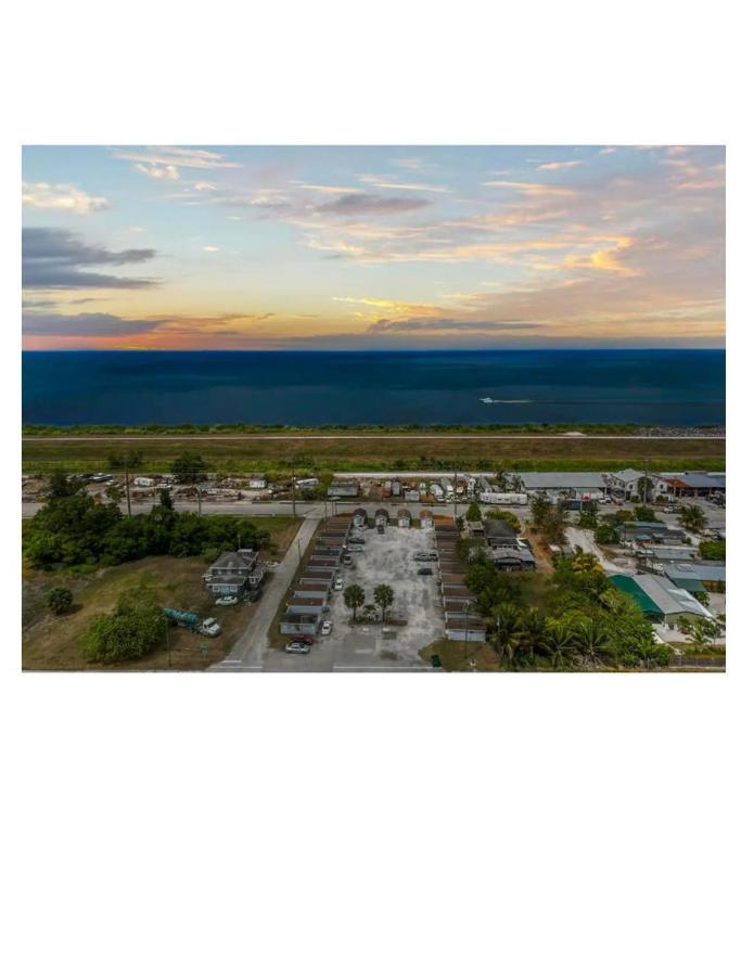 Modern Studio Retreat With King Bed - Cozy Comfort Pahokee ภายนอก รูปภาพ