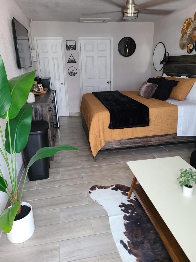 Modern Studio Retreat With King Bed - Cozy Comfort Pahokee ภายนอก รูปภาพ